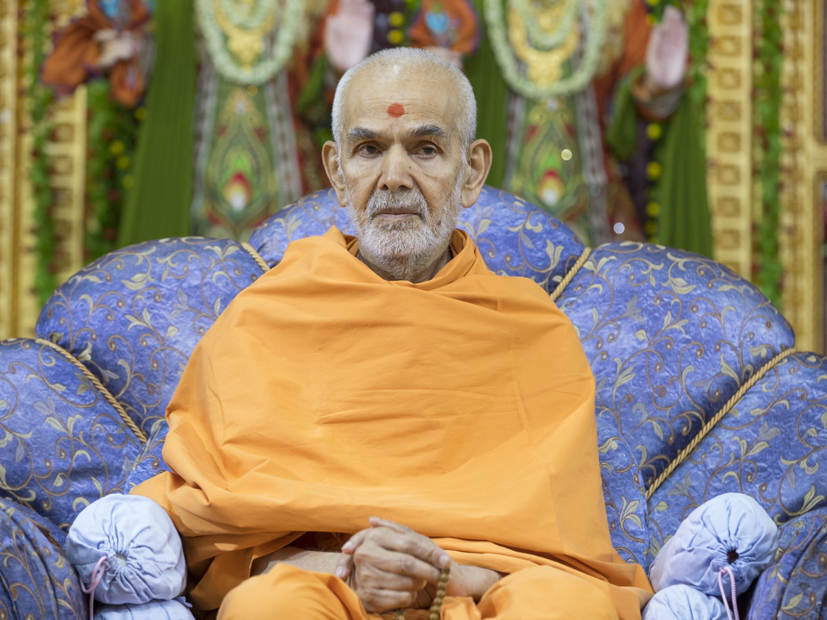 Swamishri during the assembly, 28 Apr 2017