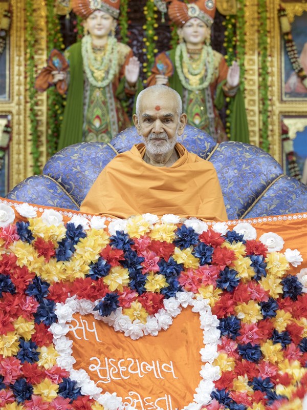 Swamishri honored with a shawl, 28 Apr 2017