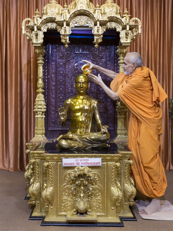 Swamishri performs abhishek of Bhagwan Swaminarayan (abhishek murti), 29 Apr 2017