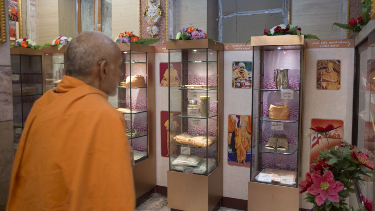 Swamishri engrossed in darshan of holy relics, 29 Apr 2017
