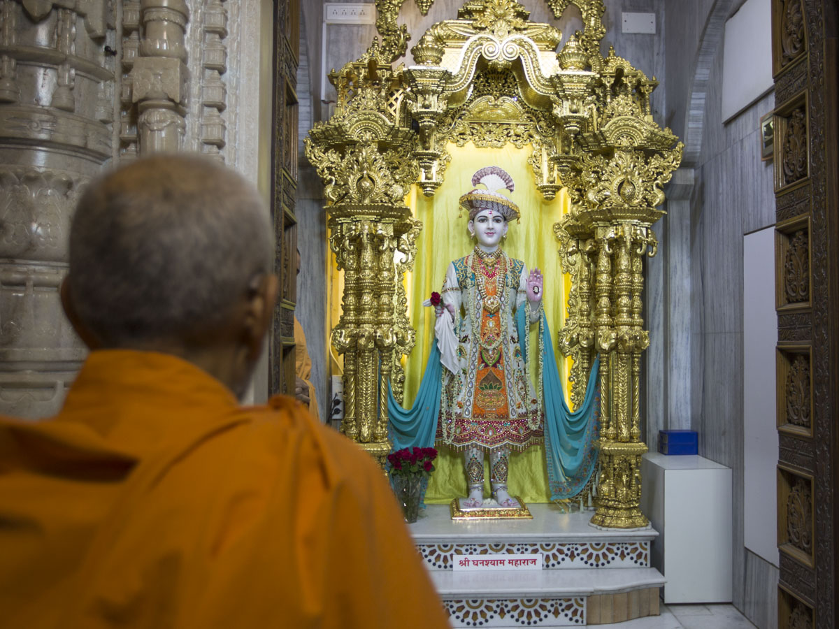 Swamishri engrossed in darshan of Thakorji, 29 Apr 2017