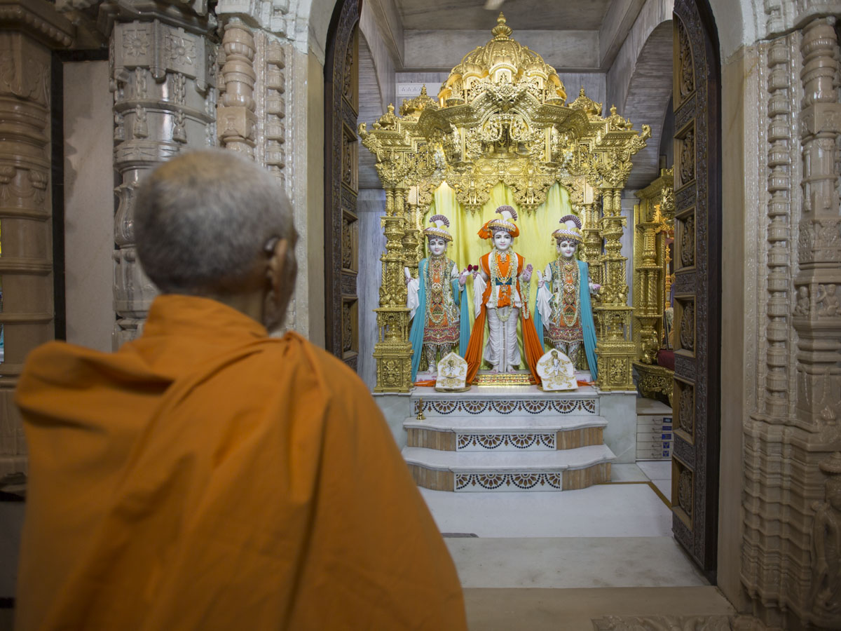Swamishri engrossed in darshan of Thakorji, 29 Apr 2017
