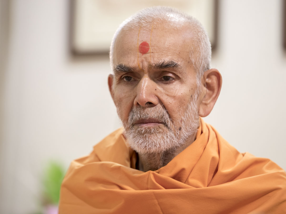 Swamishri performs his morning puja, 30 Apr 2017