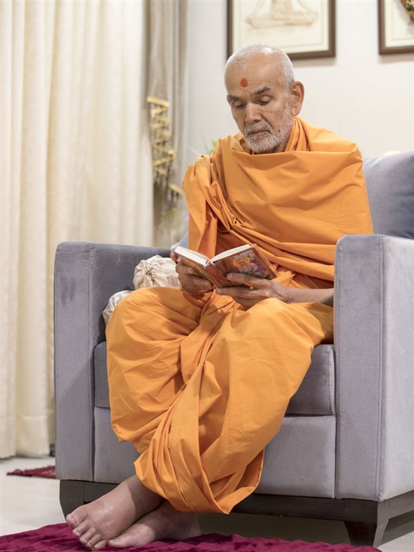 Swamishri performs his morning puja, 30 Apr 2017