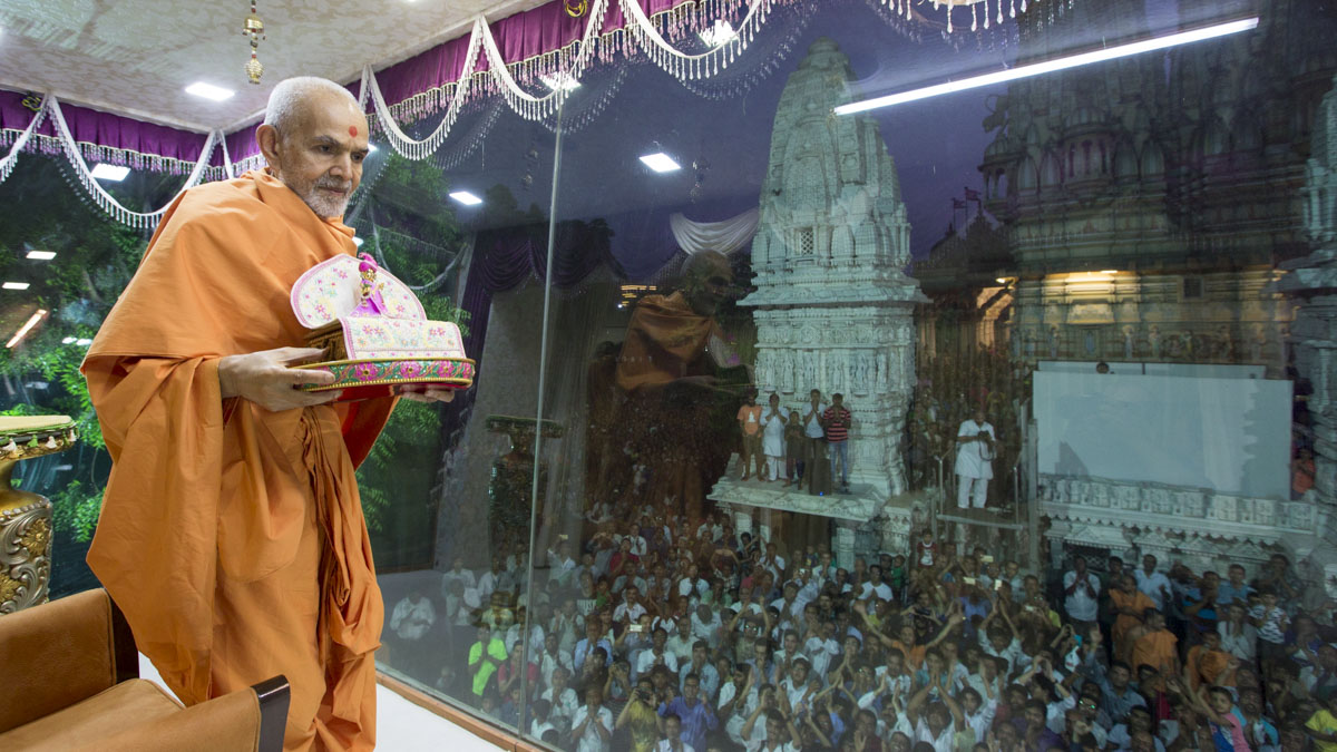 Swamishri with Shri Harikrishna Maharaj, 30 Apr 2017