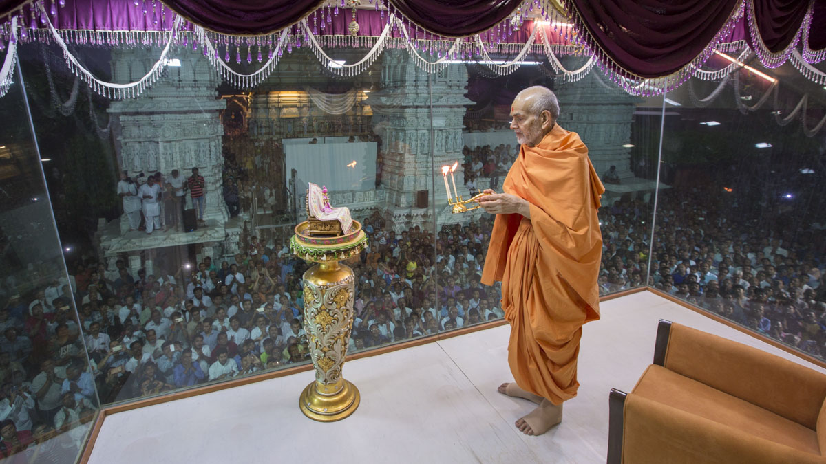 Swamishri performs evening arti, 30 Apr 2017