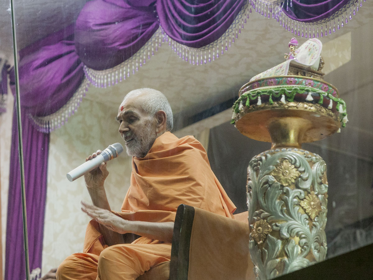 Swamishri blesses devotees, 30 Apr 2017