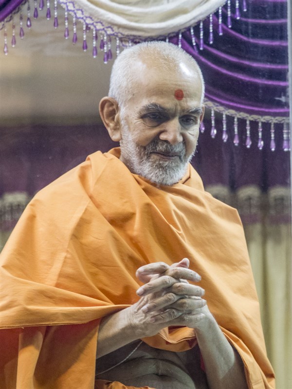 Swamishri greets devotees with 'Jai Swaminarayan', 30 Apr 2017