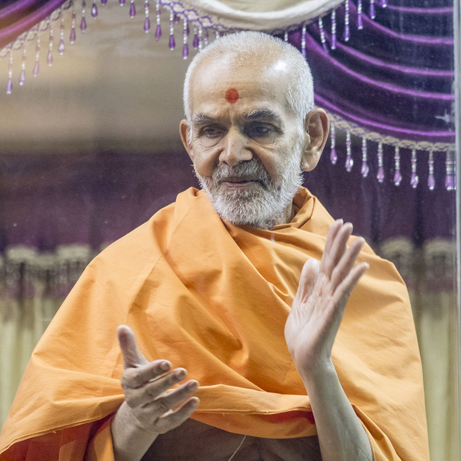 Swamishri in a divine, jovial mood, 30 Apr 2017