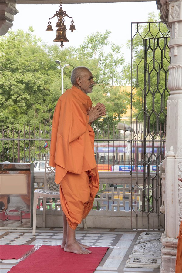 Swamishri engrossed in darshan, 1 May 2017