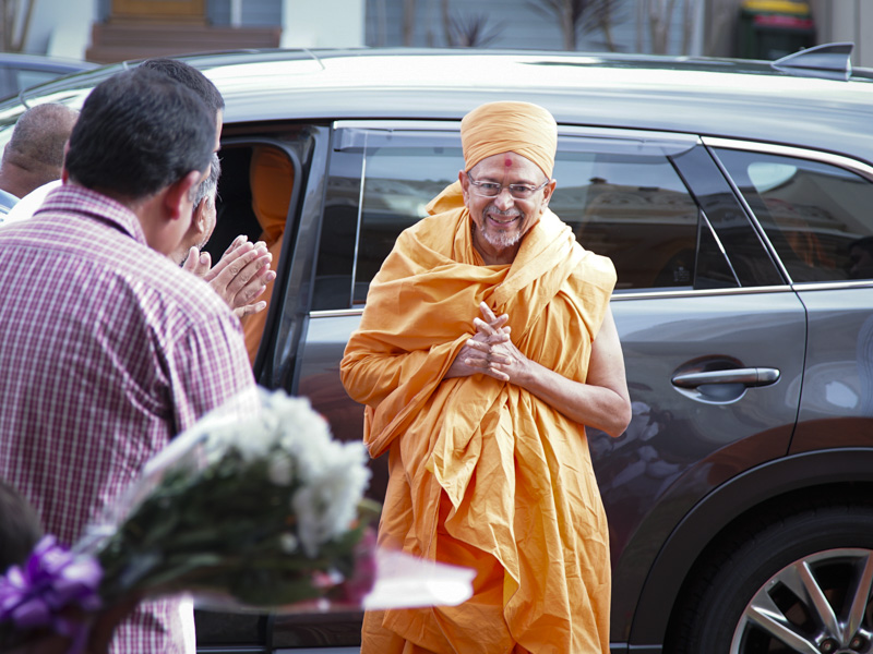 Pujya Tyagvallabh Swami arrives at BAPS Shri Swaminarayan Mandir, Sydney