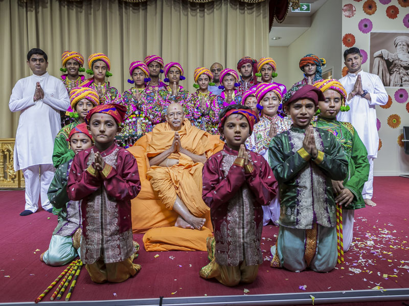 Children and youths with Pujya Tyagvallabh Swami