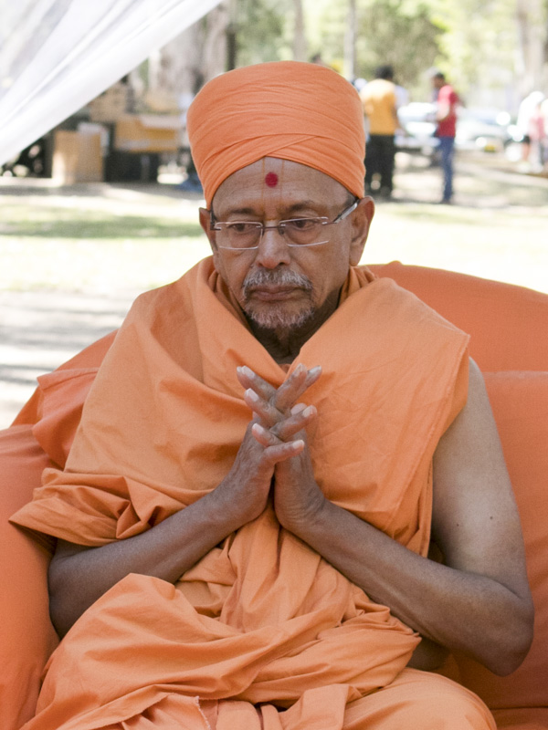 Pujya Tyagvallabh Swami greets all with 'Jai Swaminarayan'