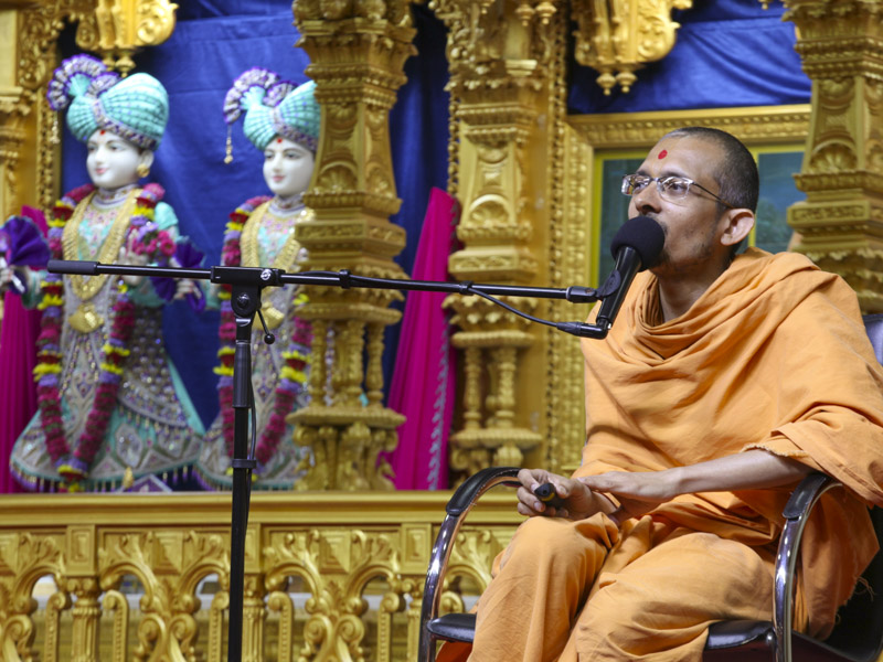 Priyaswarup Swami addresses the assembly