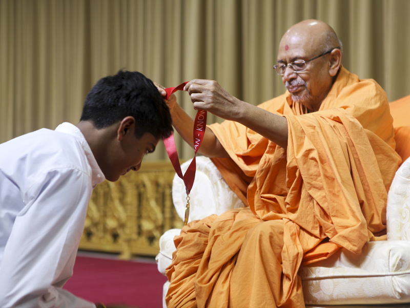 Pujya Tyagvallabh Swami blesses a child