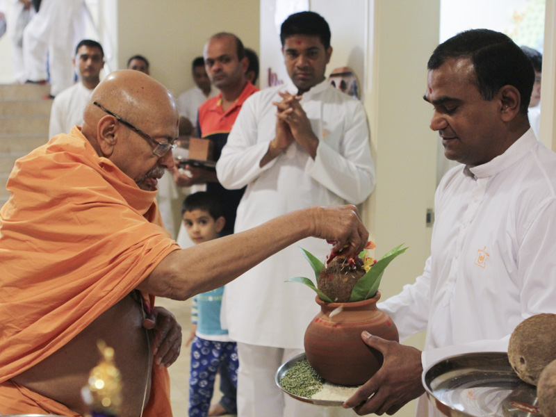 Pujya Tyagvallabh Swami sanctifies a kalash