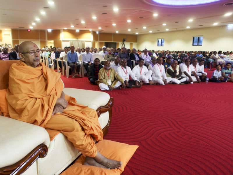 Pujya Tyagvallabh Swami and devotees during the shibir