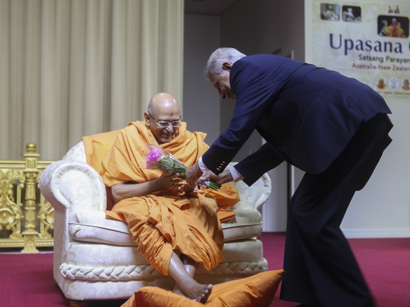 A devotee honors Pujya Tyagvallabh Swami