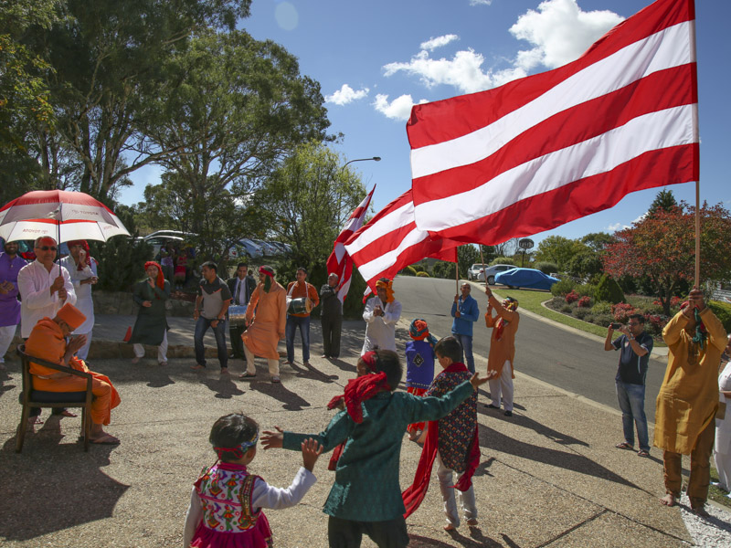 Pujya Tyagvallabh Swami arrives at Canberra