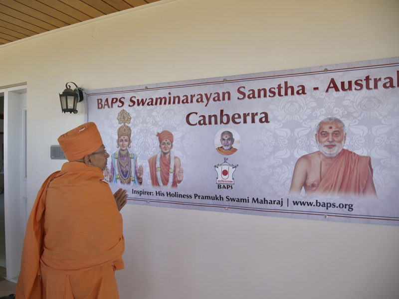 Pujya Tyagvallabh Swami arrives at Canberra
