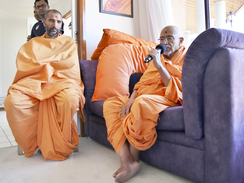 Pujya Tyagvallabh Swami delivers a discourse in the welcome assembly