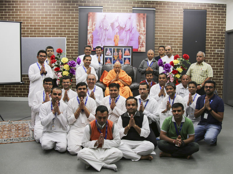 Karyakars with Pujya Tyagvallabh Swami