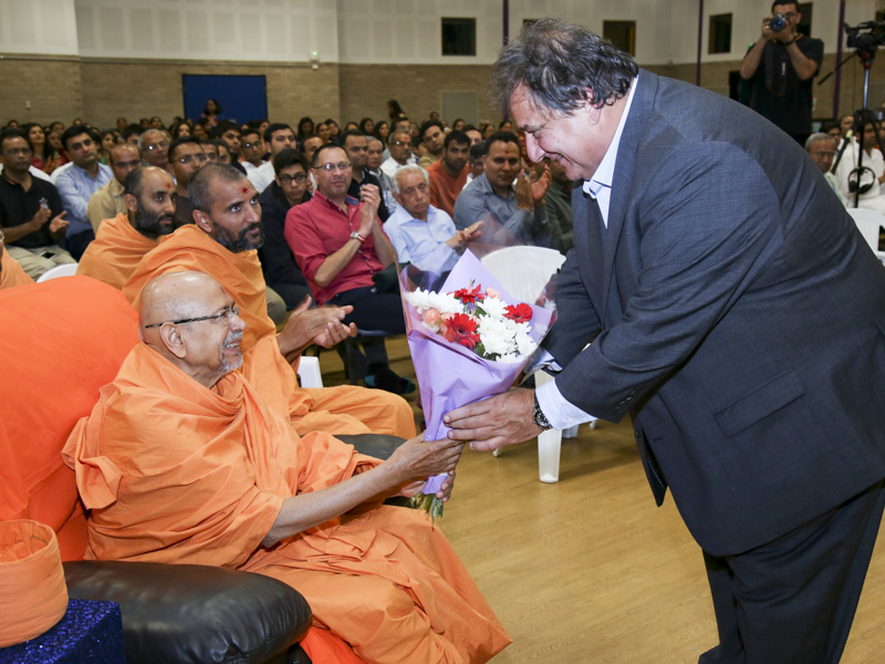 Pujya Tyagvallabh Swami blesses an invited guest