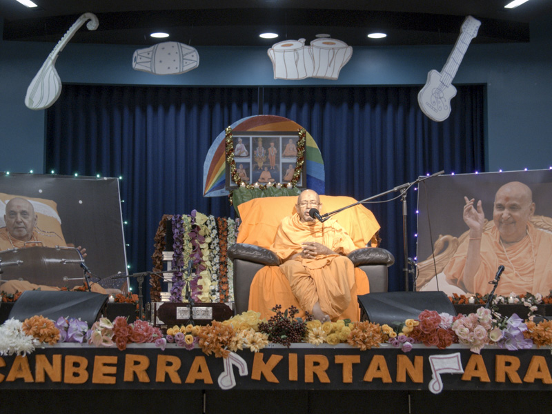 Pujya Tyagvallabh Swami delivers a discourse in the kirtan aradhana assembly
