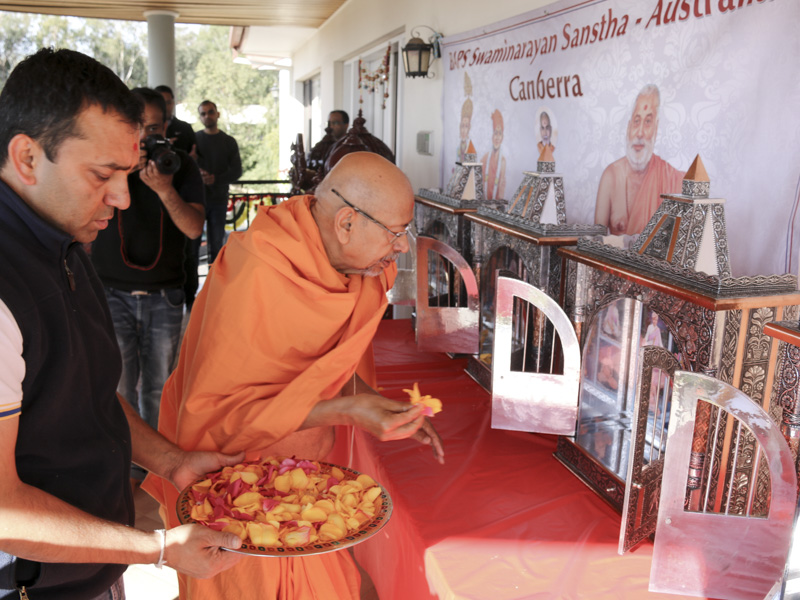 Pujya Tyagvallabh Swami sanctifies ghar mandirs