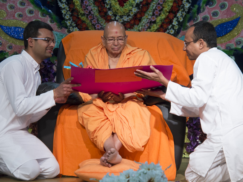 Pujya Tyagvallabh Swami observes a card 