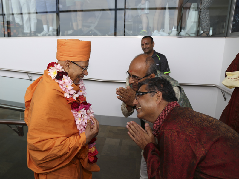 Pujya Tyagvallabh Swami arrives at Adelaide