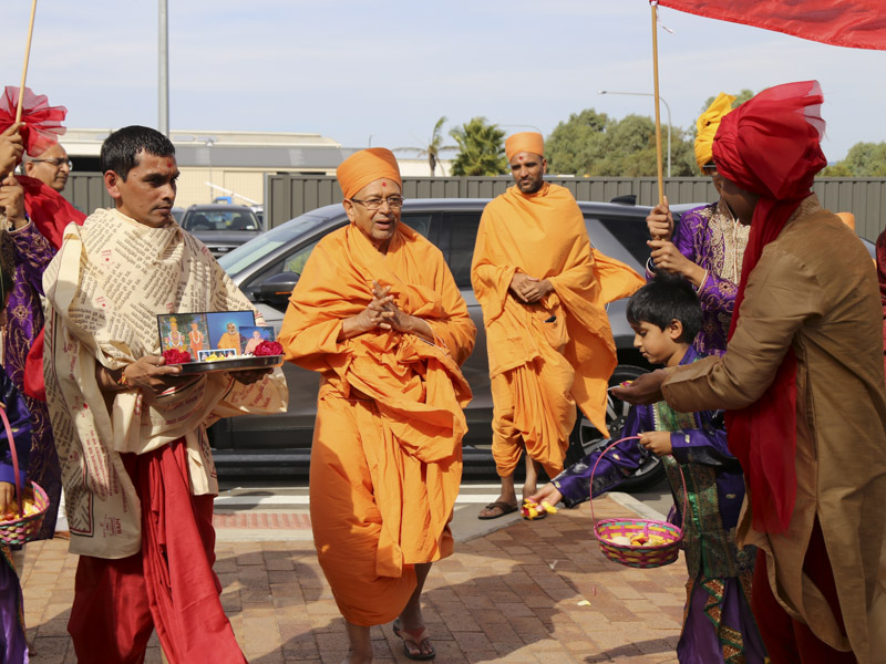Pujya Tyagvallabh Swami arrives at BAPS Shri Swaminarayan Mandir, Adelaide