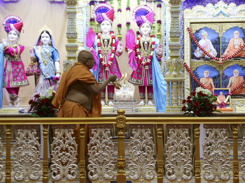 Pujya Tyagvallabh Swami performs arti