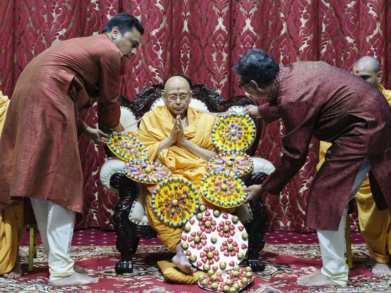 Devotees honor Pujya Tyagvallabh Swami with a garland