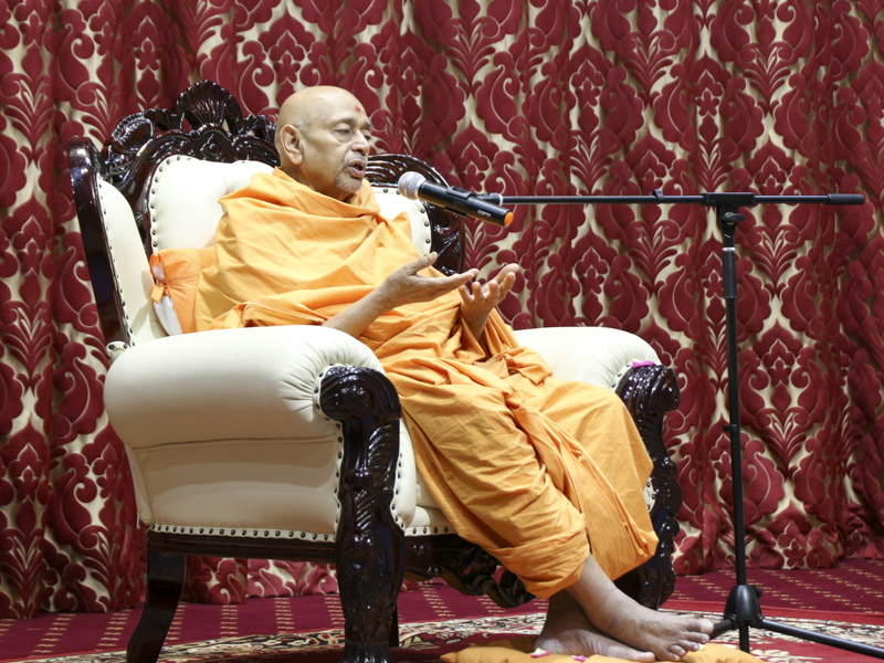 Pujya Tyagvallabh Swami delivers a discourse