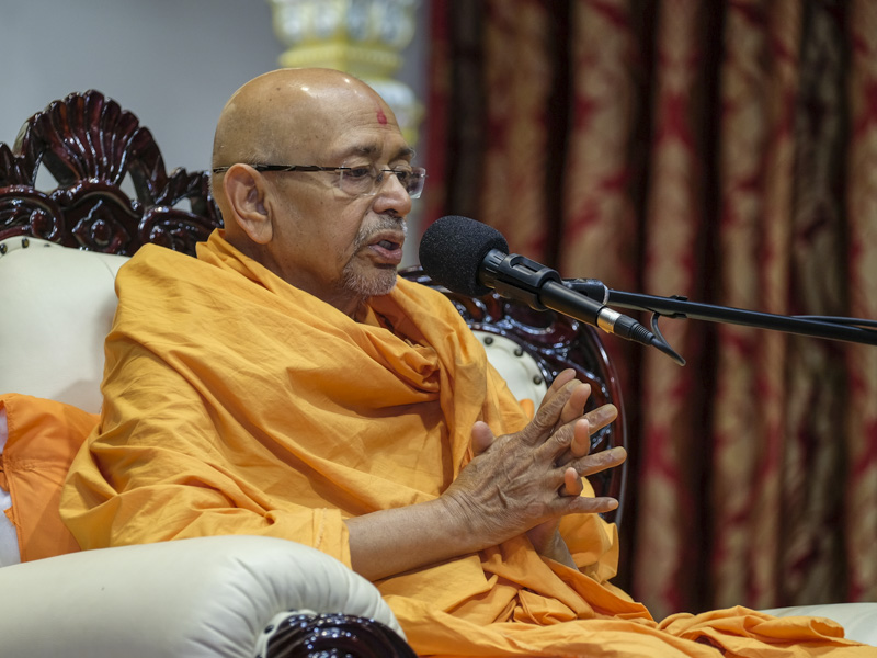 Pujya Tyagvallabh Swami delivers a discourse