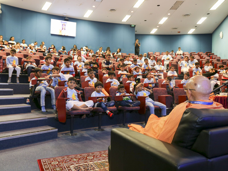 Pujya Tyagvallabh Swami delivers a discourse in the bal-balika shibir