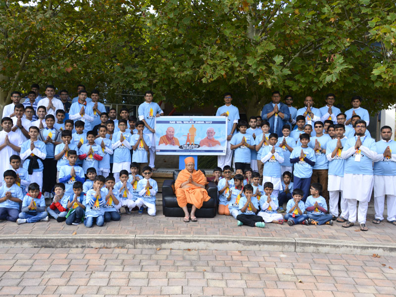 Children with Pujya Tyagvallabh Swami