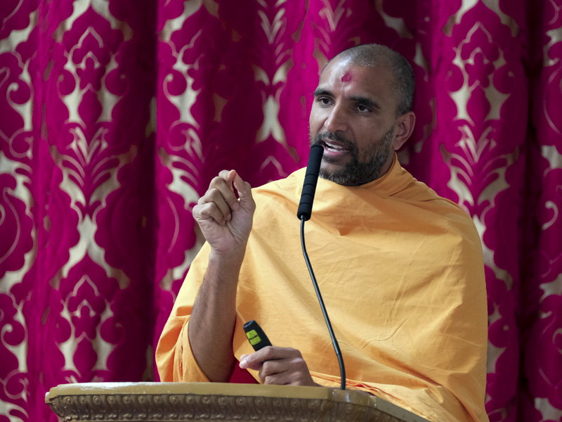 Paramchintan Swami addresses a shibir session