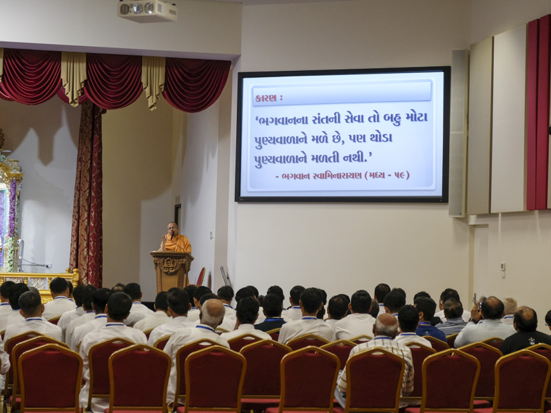 Priyaswarup Swami addresses a shibir session