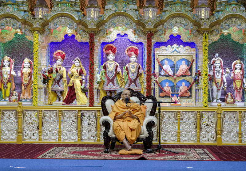 Pujya Tyagvallabh Swami addresses the karyakar shibir