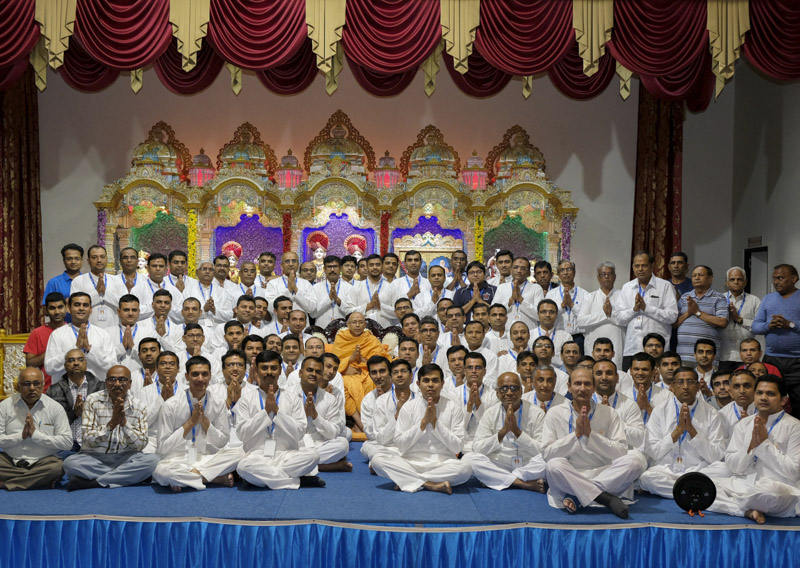 Karyakars with Pujya Tyagvallabh Swami