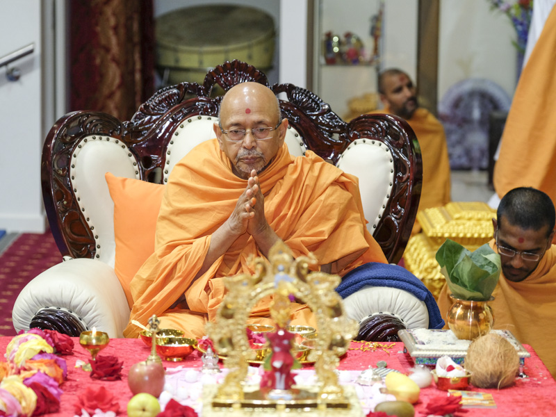Pujya Tyagvallabh Swami performs patotsav mahapuja rituals