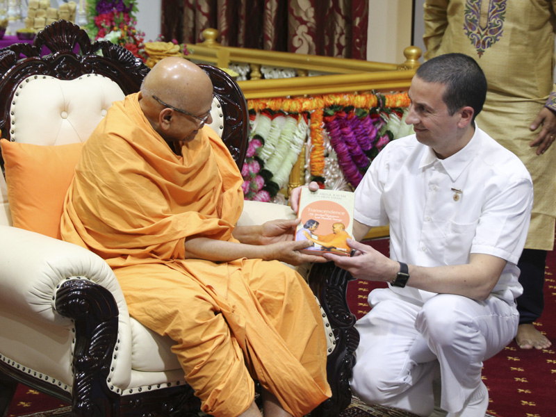 Pujya Tyagvallabh Swami presents a memento