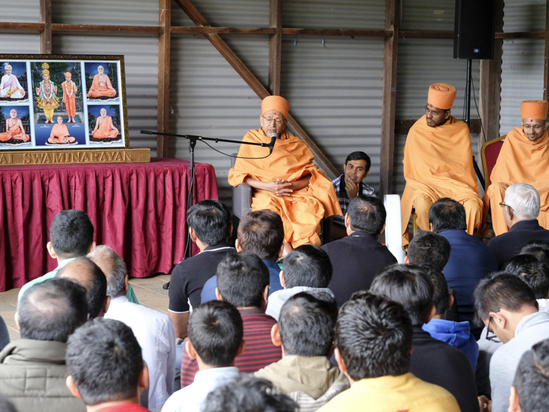 Pujya Tyagvallabh Swami addresses dabra utsav assembly