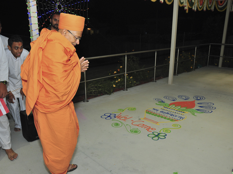 Pujya Tyagvallabh Swami observes a rangoli