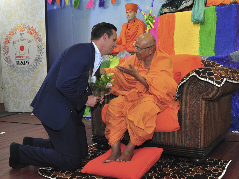 Pujya Tyagvallabh Swami blesses an invited guest