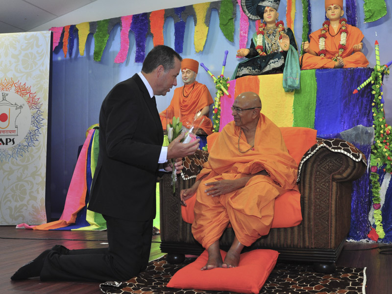 Pujya Tyagvallabh Swami blesses an invited guest