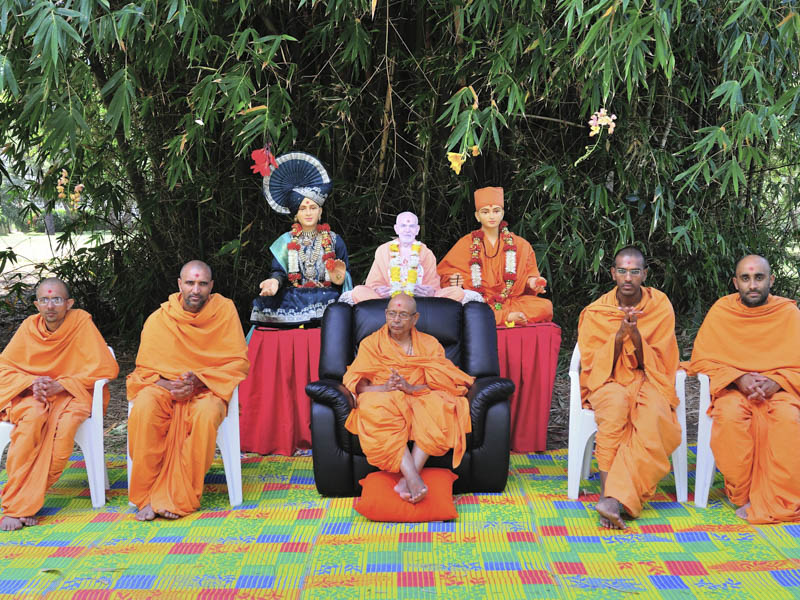 Pujya Tyagvallabh Swami and sadhus during daabra utsav assembly
