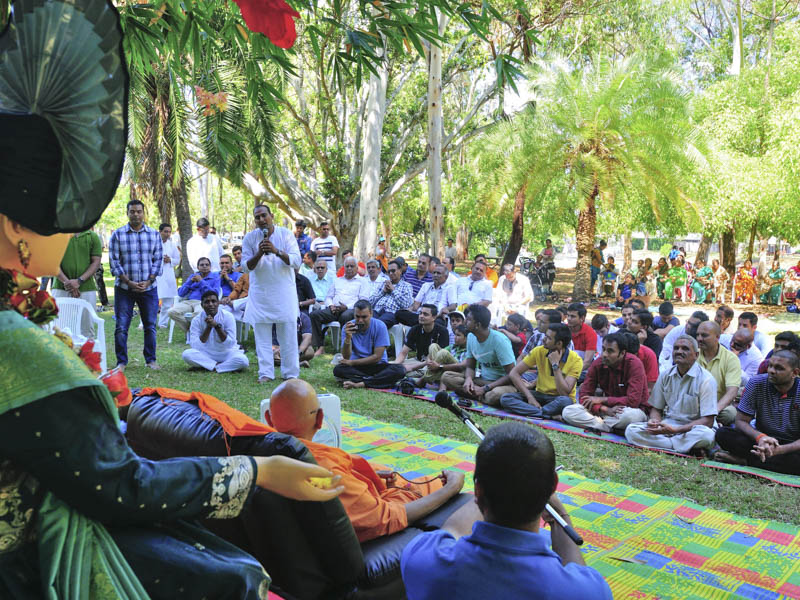 Devotees during the daabra utsav assembly